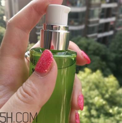 蘭蔻水光瓶后續(xù)要疊加面霜嗎？可以和精華疊加嗎？