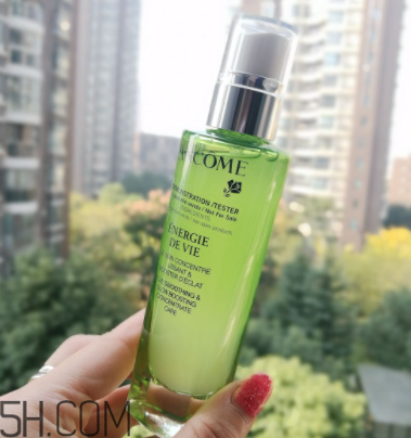 蘭蔻水光瓶后續(xù)要疊加面霜嗎？可以和精華疊加嗎？