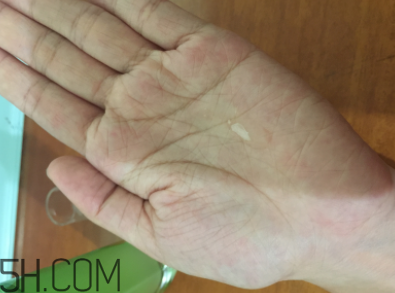 蘭蔻水光瓶后續(xù)要疊加面霜嗎？可以和精華疊加嗎？