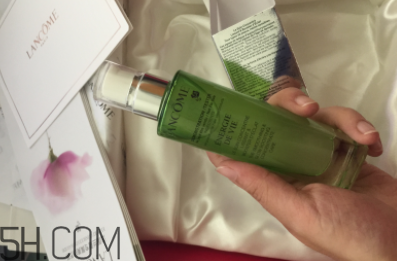 蘭蔻水光瓶后續(xù)要疊加面霜嗎？可以和精華疊加嗎？