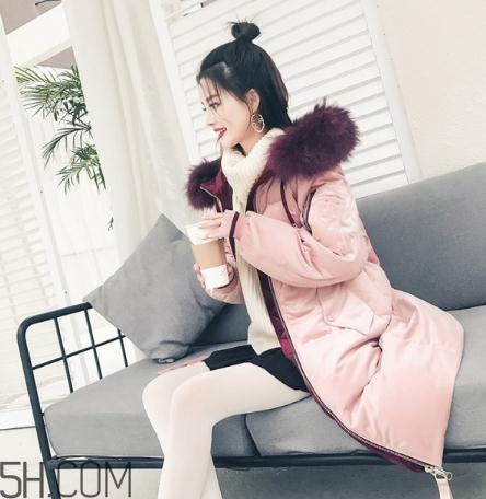 粉色羽絨服里面怎么搭配？粉色羽絨服內(nèi)搭什么？