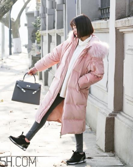 粉色羽絨服里面怎么搭配？粉色羽絨服內(nèi)搭什么？