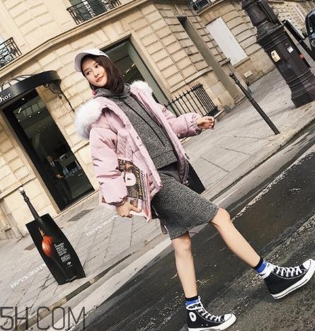 粉色羽絨服里面怎么搭配？粉色羽絨服內(nèi)搭什么？