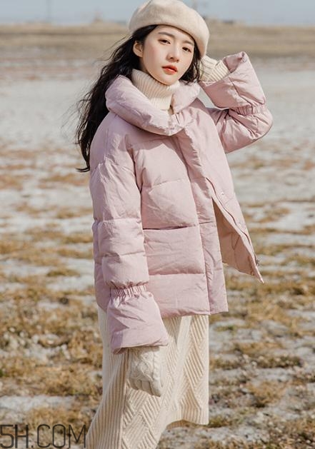 粉色羽絨服里面怎么搭配？粉色羽絨服內(nèi)搭什么？