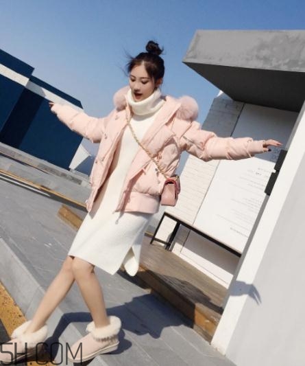 粉色羽絨服里面怎么搭配？粉色羽絨服內(nèi)搭什么？