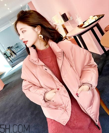 粉色羽絨服里面怎么搭配？粉色羽絨服內(nèi)搭什么？