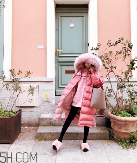 粉色羽絨服里面怎么搭配？粉色羽絨服內(nèi)搭什么？
