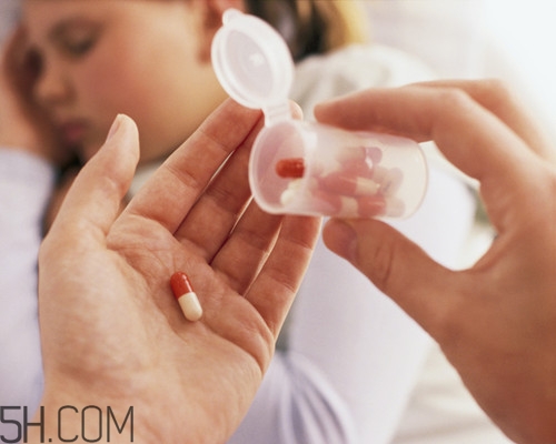 扁桃體發(fā)炎可以吃哪些水果？扁桃體發(fā)炎和咽喉炎有什么區(qū)別？