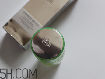 蘭蔻水光潤養(yǎng)美容液油不油？適合油皮嗎？