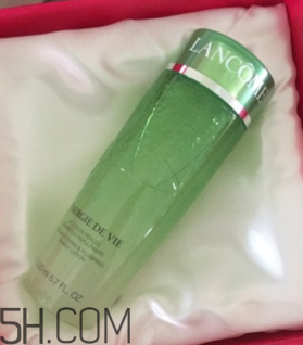 蘭蔻水光潤養(yǎng)美容液油不油？適合油皮嗎？