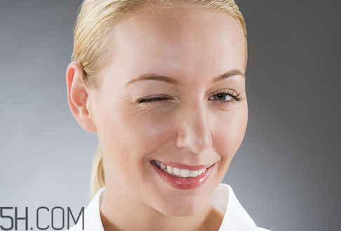 去皺眼霜哪個牌子好？眼霜和眼部精華液的用法順序