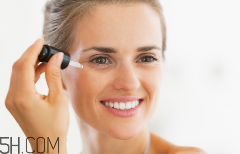 去皺眼霜哪個牌子好？眼霜和眼部精華液的用法順序