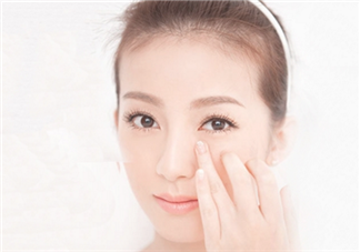 去皺眼霜哪個(gè)牌子好？眼霜和眼部精華液的用法順序