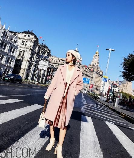 粉色大衣配什么顏色包包？粉色大衣搭配什么包？