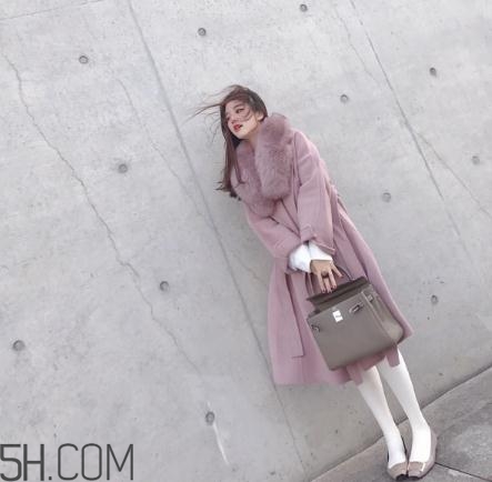 粉色大衣配什么顏色包包？粉色大衣搭配什么包？