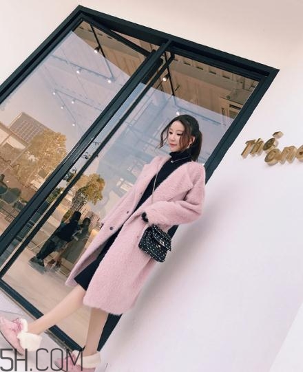 粉色大衣配什么顏色包包？粉色大衣搭配什么包？