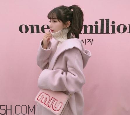 粉色大衣配什么顏色包包？粉色大衣搭配什么包？