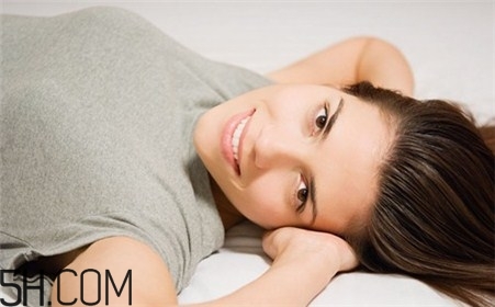 哪些壞毛病會導致乳房縮水？豐胸的最佳時期是什么時候？