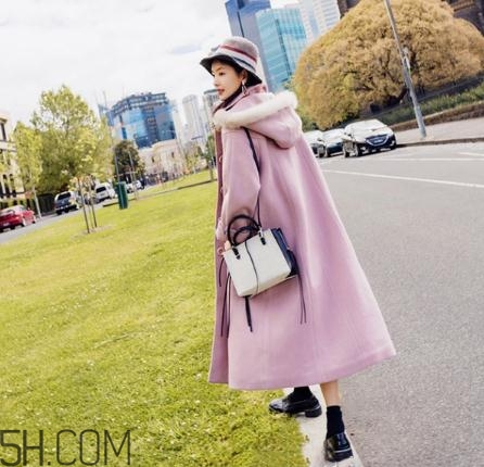 粉色大衣配什么顏色包包？粉色大衣搭配什么包？