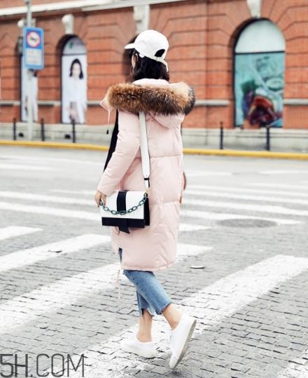 粉色羽絨服配什么褲子？粉色羽絨服搭配什么褲子好看？