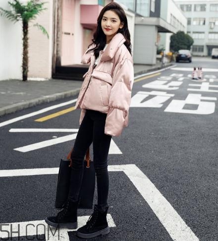 粉色羽絨服配什么褲子？粉色羽絨服搭配什么褲子好看？