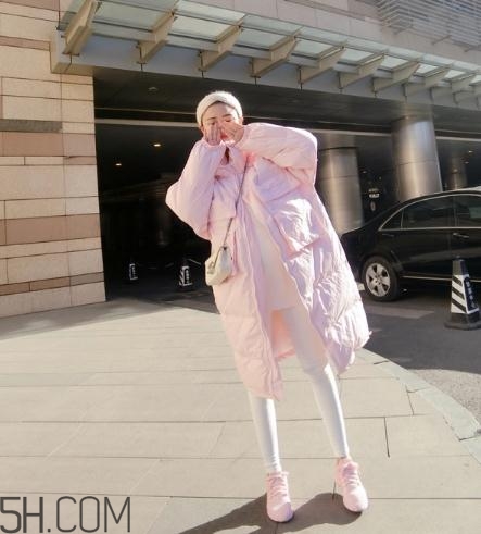 粉色羽絨服配什么褲子？粉色羽絨服搭配什么褲子好看？
