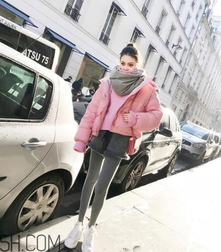 粉色羽絨服配什么褲子？粉色羽絨服搭配什么褲子好看？