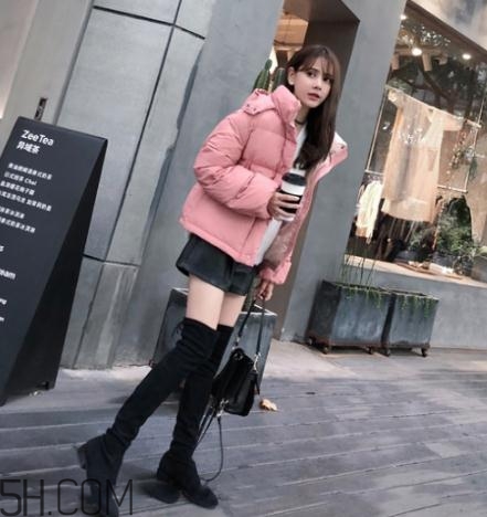 粉色羽絨服配什么褲子？粉色羽絨服搭配什么褲子好看？