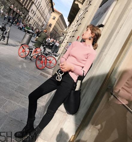 粉色毛衣搭配什么下身？粉色毛衣下面怎么搭配？