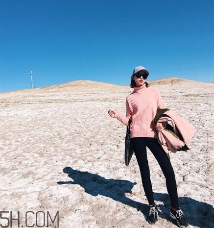 粉色毛衣搭配什么下身？粉色毛衣下面怎么搭配？