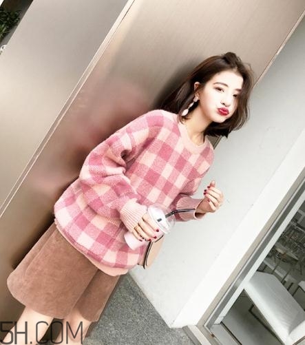 粉色毛衣搭配什么下身？粉色毛衣下面怎么搭配？