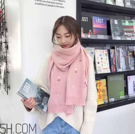 粉色圍巾怎么搭配衣服？粉色圍巾配什么顏色衣服？