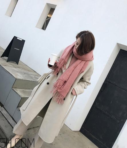 粉色圍巾怎么搭配衣服？粉色圍巾配什么顏色衣服？