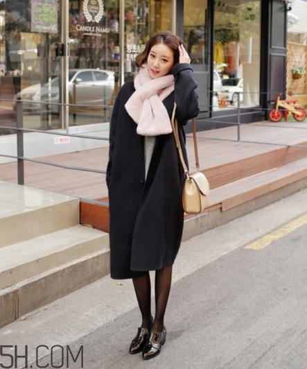 粉色圍巾怎么搭配衣服？粉色圍巾配什么顏色衣服？