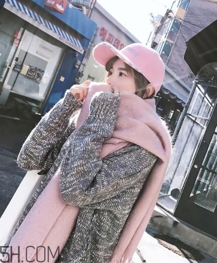 粉色圍巾怎么搭配衣服？粉色圍巾配什么顏色衣服？