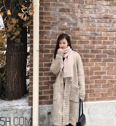 粉色圍巾怎么搭配衣服？粉色圍巾配什么顏色衣服？