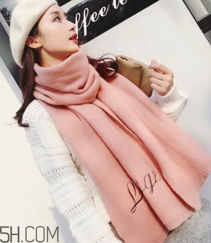 粉色圍巾怎么搭配衣服？粉色圍巾配什么顏色衣服？