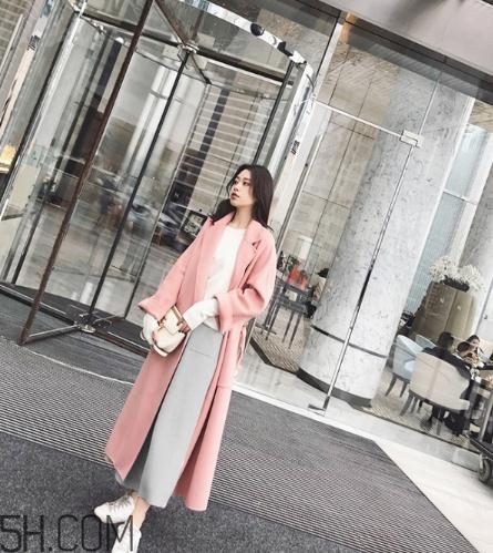 粉色上衣配什么顏色褲子？粉色上衣搭配褲子圖片