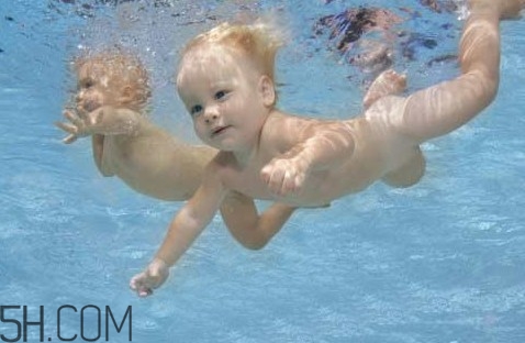 嬰幼兒睡覺翻白眼是怎么回事？寶寶學(xué)游泳有哪些講究？