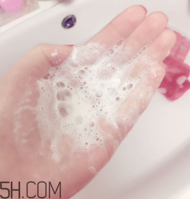 瓷肌晶透雪肌潔面乳可以卸妝嗎？清潔力如何？