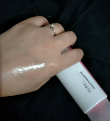 瓷肌晶透雪肌潔面乳可以卸妝嗎？清潔力如何？