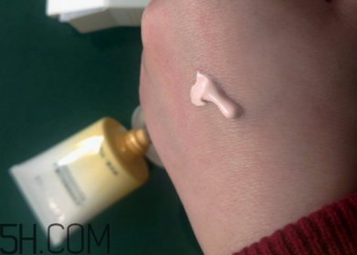 瓷肌礦物CC霜油不油？瓷肌礦物CC霜適合什么膚質(zhì)？