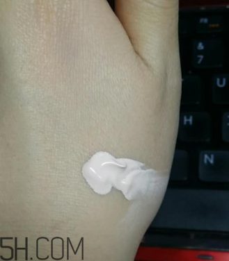 瓷肌礦物CC霜油不油？瓷肌礦物CC霜適合什么膚質(zhì)？