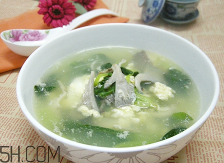 平菇可以和雞蛋一起做湯嗎？平菇和木耳能一起吃嗎？