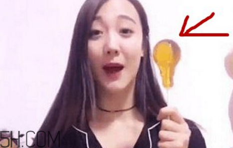 燈泡糖放進(jìn)嘴巴為什么拿不出來(lái)？燈泡棒棒糖怎么拿出來(lái)？