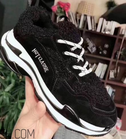 翻毛運(yùn)動(dòng)鞋怎么清洗？翻毛運(yùn)動(dòng)鞋能用水洗嗎？