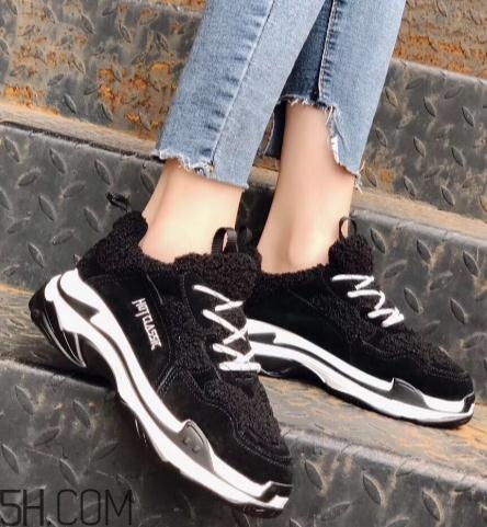 翻毛運(yùn)動(dòng)鞋怎么清洗？翻毛運(yùn)動(dòng)鞋能用水洗嗎？