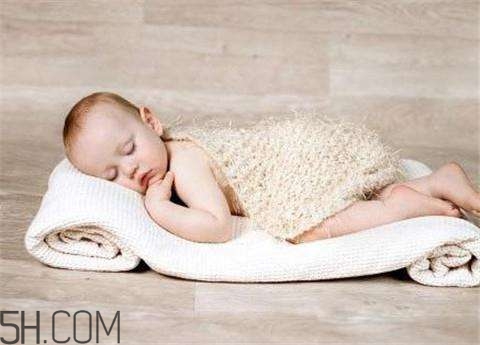 寶寶臉上長(zhǎng)濕疹都是為什么？哪些行為會(huì)影響寶寶睡眠的質(zhì)量？