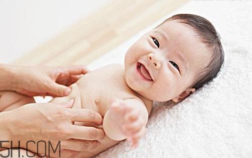 撫觸的進(jìn)行手法是怎樣的？寶寶的小內(nèi)褲有哪些情況？