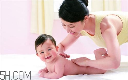 撫觸的進(jìn)行手法是怎樣的？寶寶的小內(nèi)褲有哪些情況？